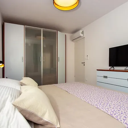 Bura2 , With Private Parking In The Garage Apartmán