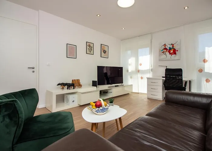 Bura2 , With Private Parking In The Garage Apartment *