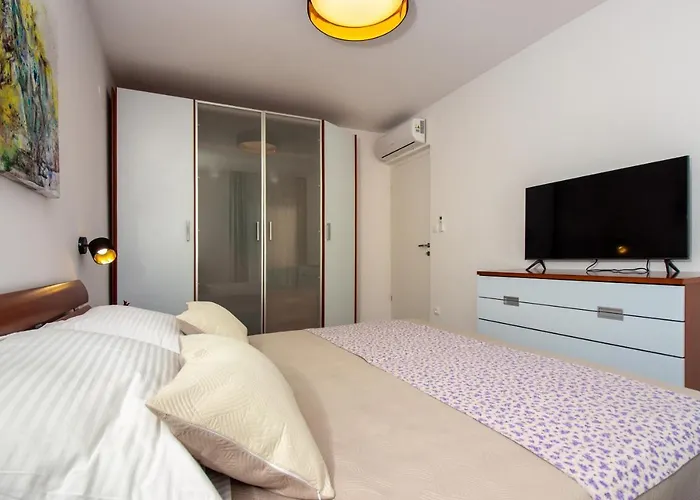 Bura2 , With Private Parking In The Garage Apartment