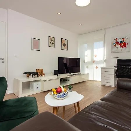 Bura2 , With Private Parking In The Garage 公寓 *