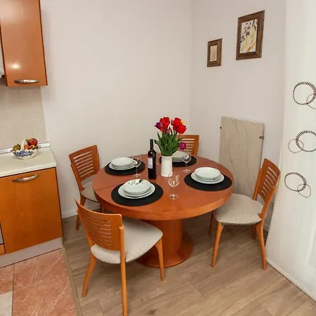 Bura2 , With Private Parking In The Garage Appartamento