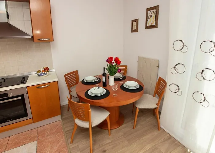 Bura2 , With Private Parking In The Garage Apartman