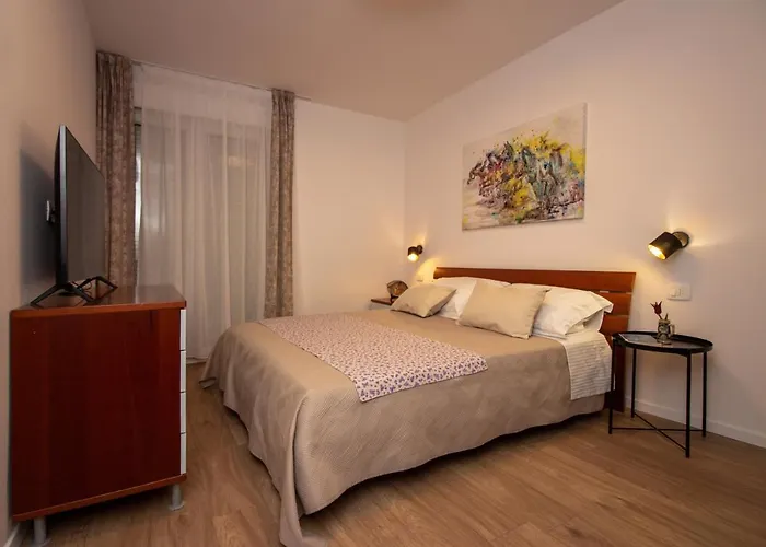 Bura2 , With Private Parking In The Garage Apartman